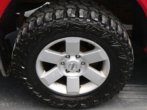 Used 2005 Nissan Titan LE w/ (U01) Nissan Navigation Pkg image 12