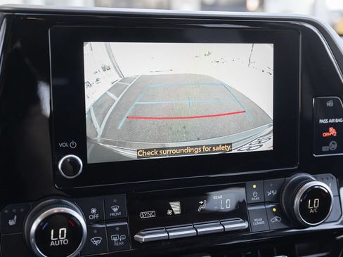Used 2024 Toyota Highlander XLE AWD/4WD image 34