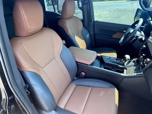 Used 2025 Lexus GX 550 w/ Accessory Package (31) AWD/4WD image 30