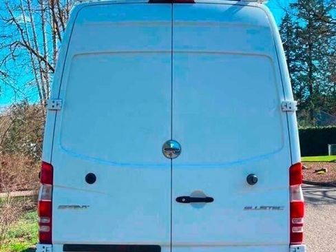 Used 2014 Freightliner Sprinter 3500 image 10