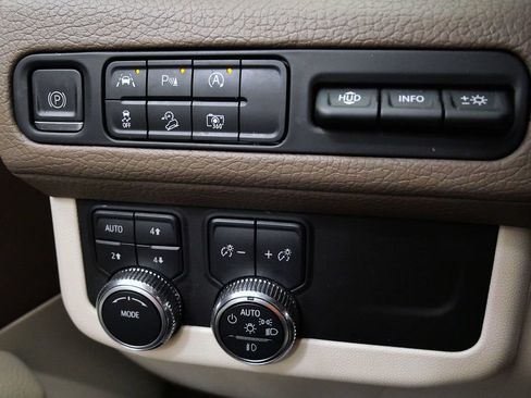 Used 2023 GMC Yukon XL Denali AWD/4WD image 27