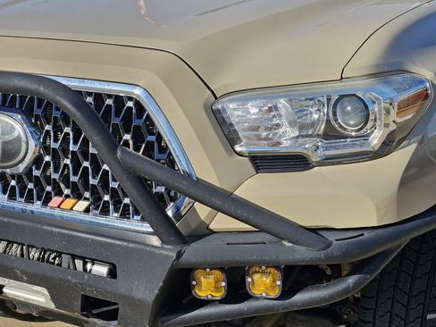 Used 2019 Toyota Tacoma TRD Off-Road AWD/4WD image 9