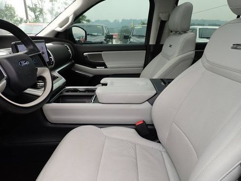 Used 2025 Ford Expedition Platinum w/ Driver's Package AWD/4WD image 18