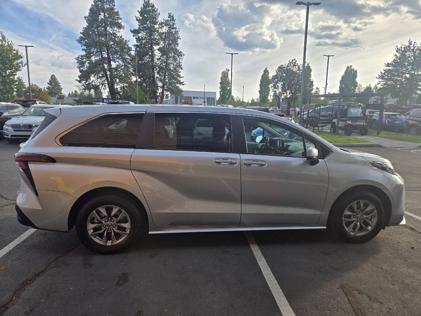 Used 2023 Toyota Sienna LE FWD image 6