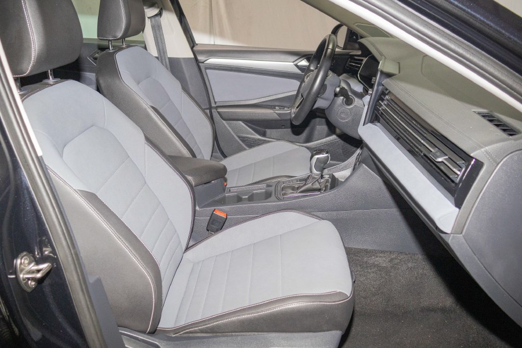 Used 2025 Volkswagen Jetta SE FWD image 15