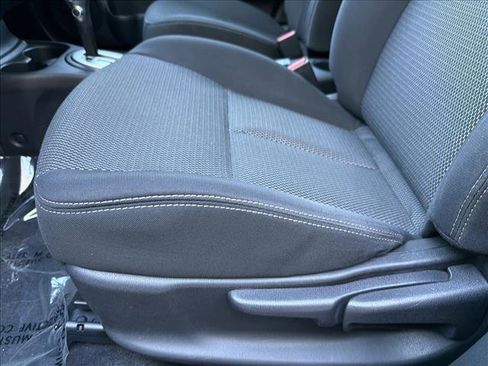 Used 2016 Nissan Versa SL image 12