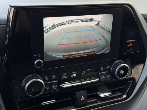 Used 2023 Toyota Highlander LE FWD image 18