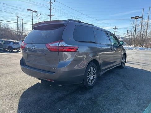 Used 2019 Toyota Sienna XLE image 9