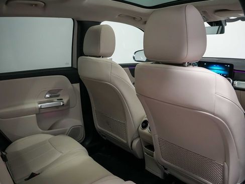 Used 2022 Mercedes-Benz GLB 250 4MATIC image 23