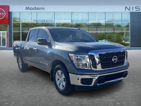 Used 2018 Nissan Titan SV w/ SV Convenience Package image 3