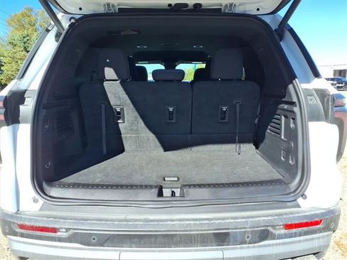 Used 2024 Chevrolet Traverse LT image 8