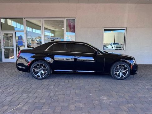 Used 2018 Chrysler 300 Touring RWD image 6