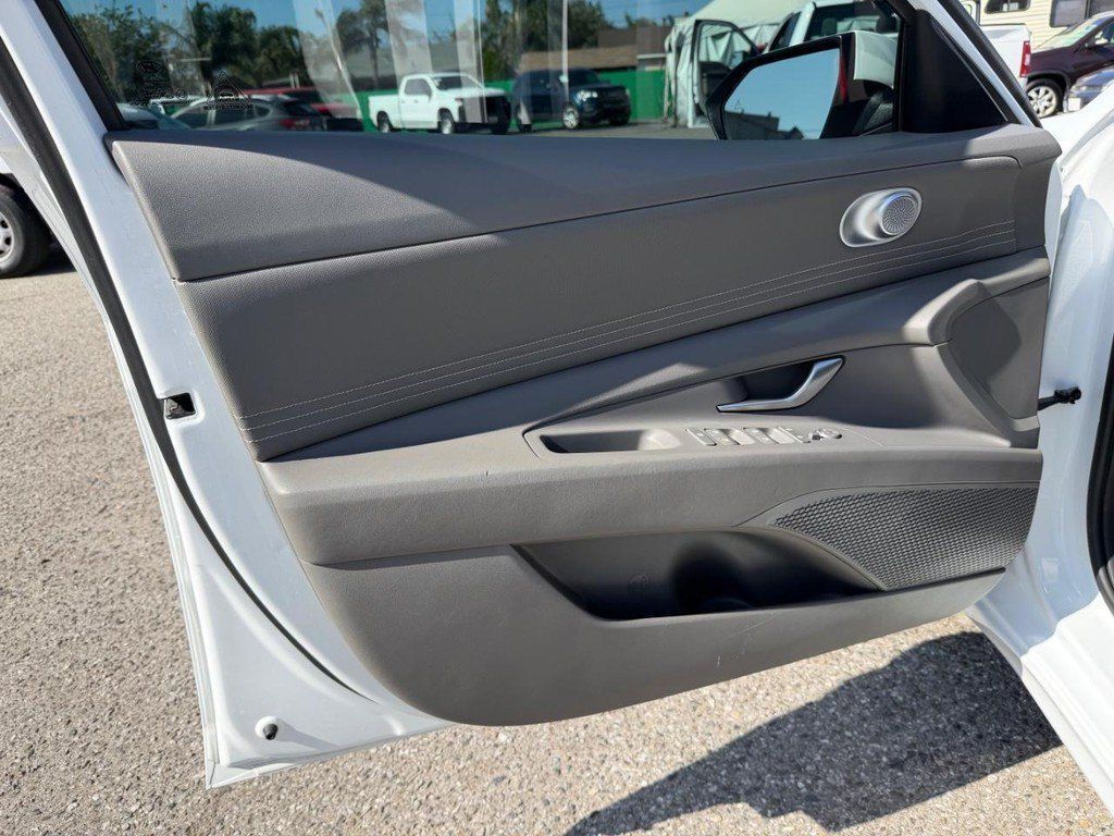 Used 2022 Hyundai Elantra SEL w/ Convenience Package FWD image 15