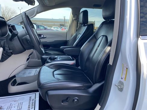 Used 2023 Chrysler Pacifica Touring-L image 11