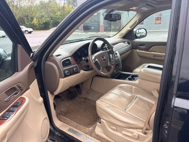Used 2007 GMC Yukon SLT w/ SLT Preferred Equipment Group AWD/4WD image 14