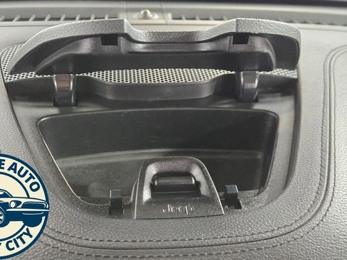 Used 2021 Jeep Cherokee Limited image 15