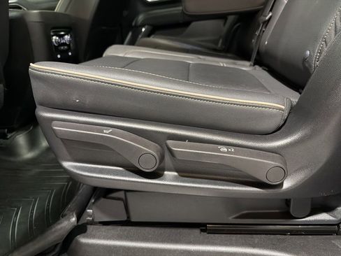 Used 2024 GMC Yukon XL SLT image 34