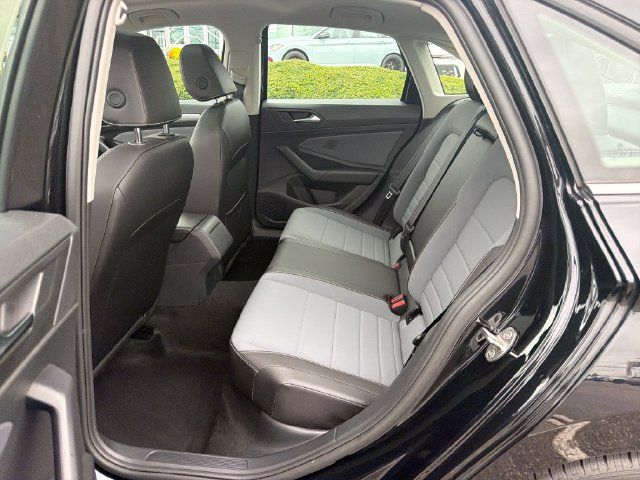 Certified 2025 Volkswagen Jetta SE w/ Sunroof Package FWD image 28
