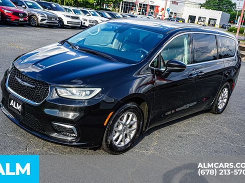 Used 2023 Chrysler Pacifica Touring-L FWD image 14