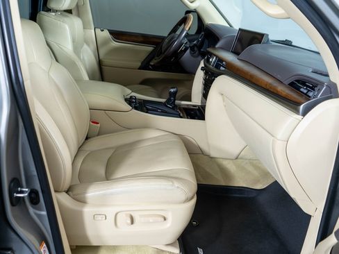 Used 2016 Lexus LX 570 4WD w/ Luxury Package image 8