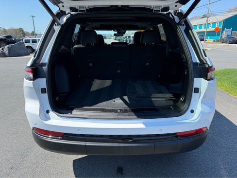 Used 2025 Jeep Grand Cherokee Altitude AWD/4WD image 7