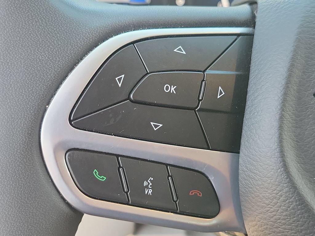 Used 2024 Chrysler Pacifica Limited FWD image 5