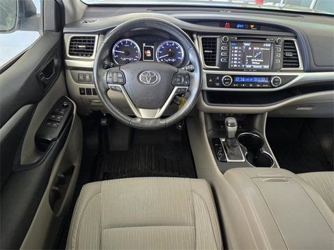 Used 2018 Toyota Highlander LE image 12