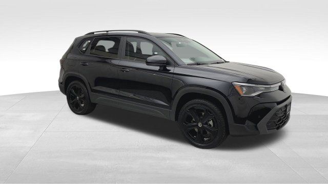 Used 2025 Volkswagen Taos SE AWD/4WD image 2