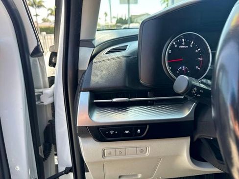 Used 2023 Kia Carnival LX FWD image 20