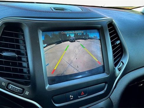 Used 2019 Jeep Cherokee Trailhawk image 23