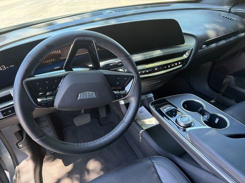Used 2024 Cadillac Lyriq Luxury AWD/4WD image 7