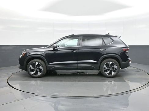 New 2026 Volkswagen Taos SE image 3