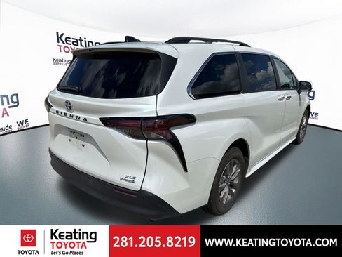 Used 2024 Toyota Sienna XLE image 7