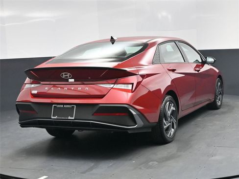 Certified 2025 Hyundai Elantra Sport image 12