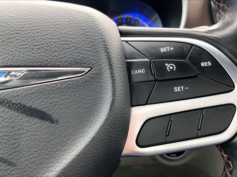 Used 2019 Chrysler Pacifica Touring-L image 24