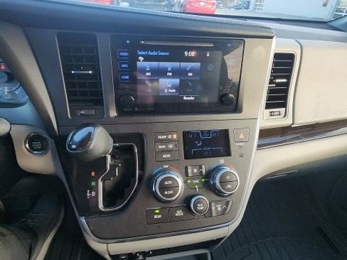Used 2017 Toyota Sienna XLE image 11