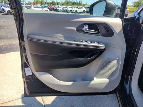 Used 2023 Chrysler Pacifica Touring-L FWD image 21