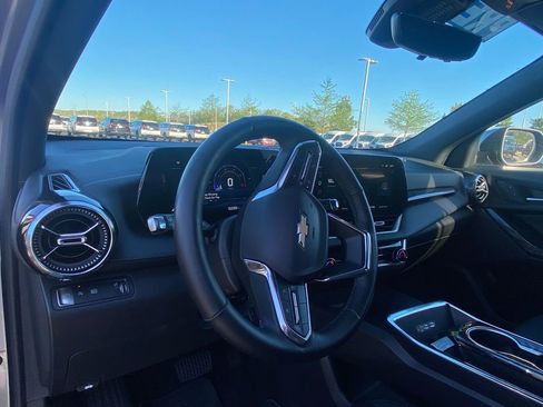 Used 2025 Chevrolet Equinox LT w/ Convenience Package II FWD image 9