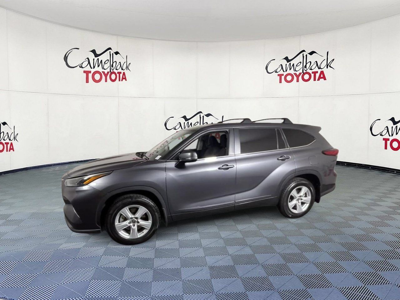 Used 2023 Toyota Highlander LE AWD/4WD image 7