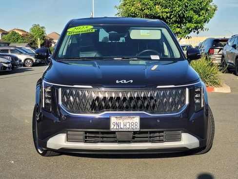Used 2025 Kia Carnival FWD image 2