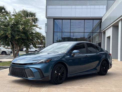 Used 2025 Toyota Camry SE FWD image 7