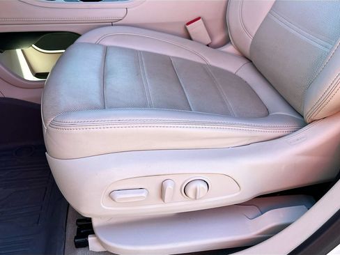 Used 2023 GMC Acadia Denali w/ Denali Technology Package FWD image 18