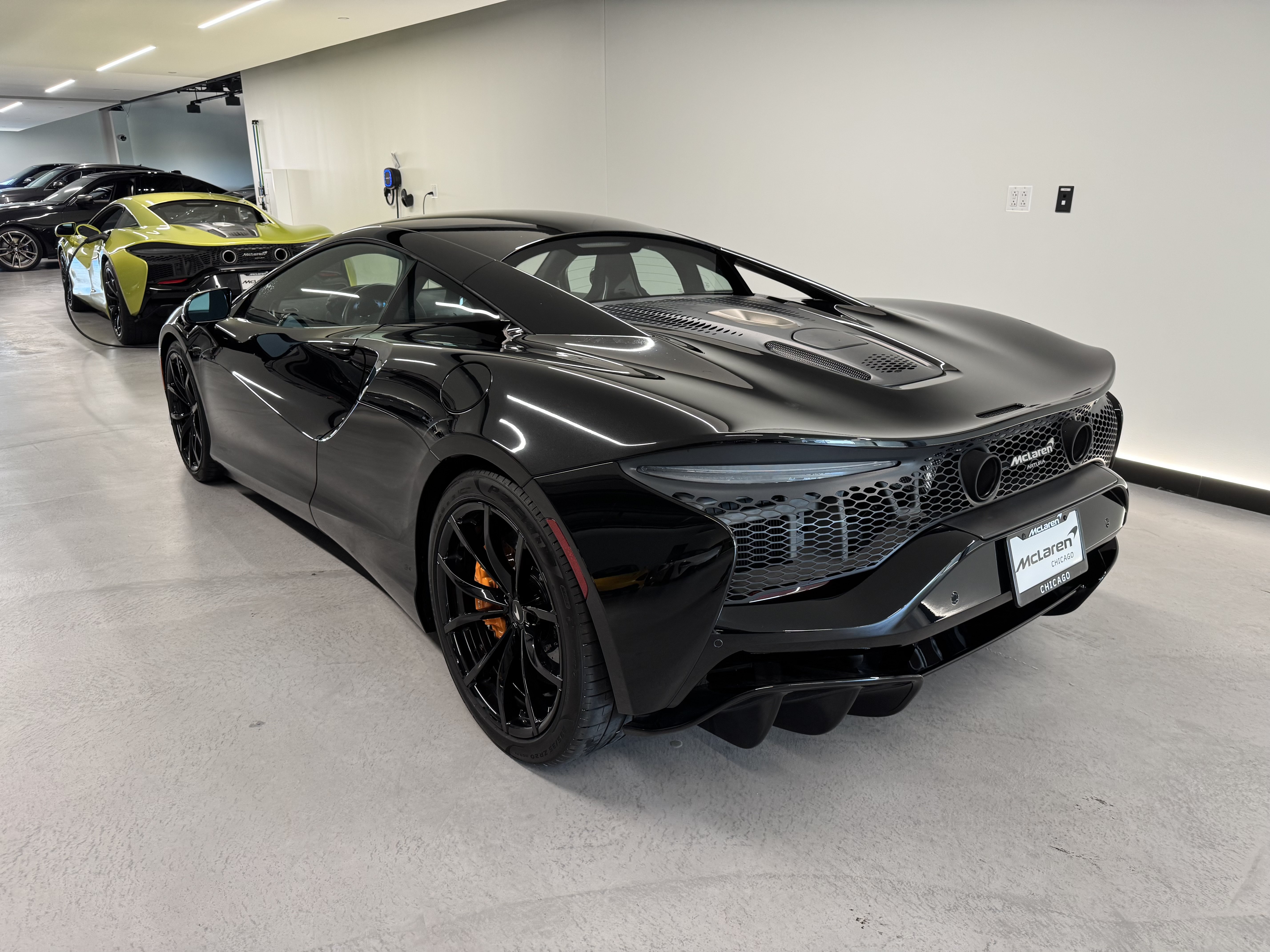 Used 2023 McLaren Artura RWD image 2