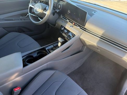 Used 2025 Hyundai Elantra SEL FWD image 16
