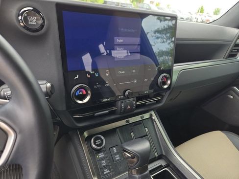 Used 2024 Lexus GX 550 AWD/4WD image 17