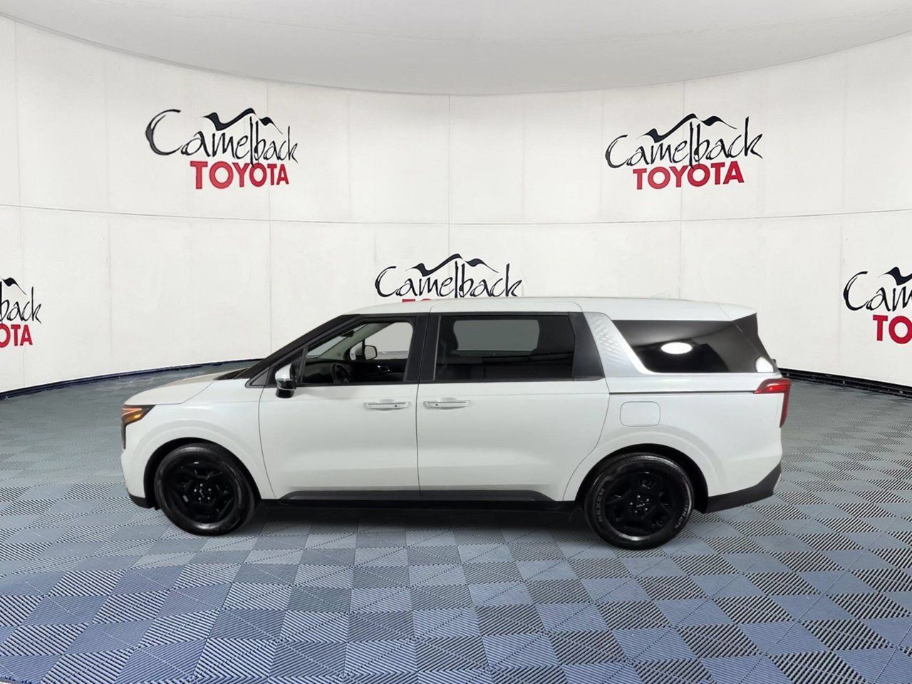 Used 2026 Kia Carnival FWD image 8