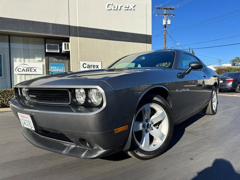 Used 2012 Dodge Challenger SXT image 2
