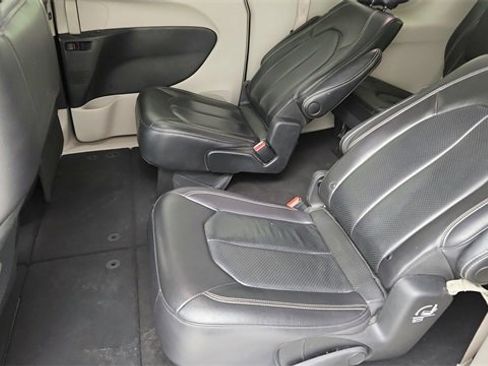 Used 2022 Chrysler Pacifica Touring-L image 16