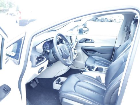 Certified 2023 Chrysler Pacifica Touring-L FWD image 23