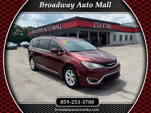 Used 2017 Chrysler Pacifica Touring-L w/ Tire & Wheel Group FWD image 1